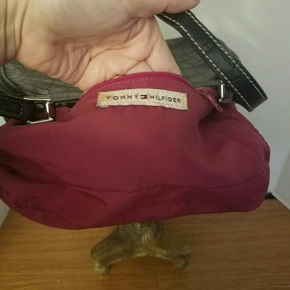 Tommy Hilfiger mini vantage purse - Picture 5 of 8